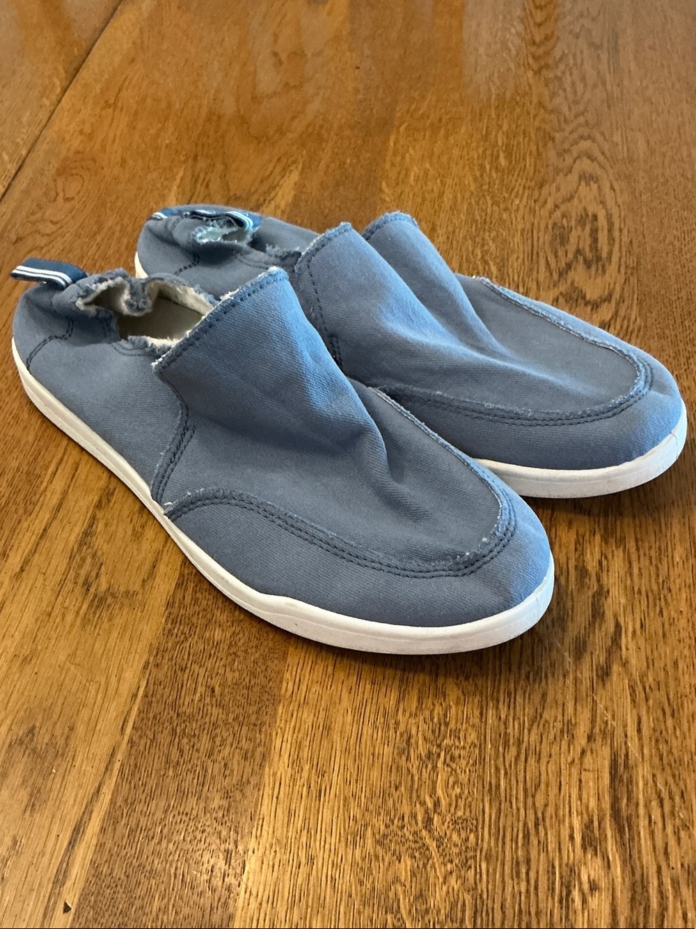 Woman’s Vionic Beach blue slip on. Size 6.5. Soft and comfy! Gently worn! Cute!